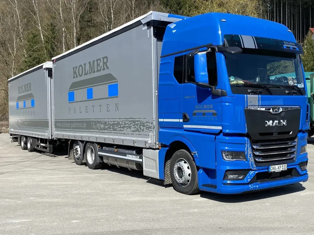 Blauer Kolmer-Jumbo-Hängerzug mit Planenaufbau für Volumentransporte